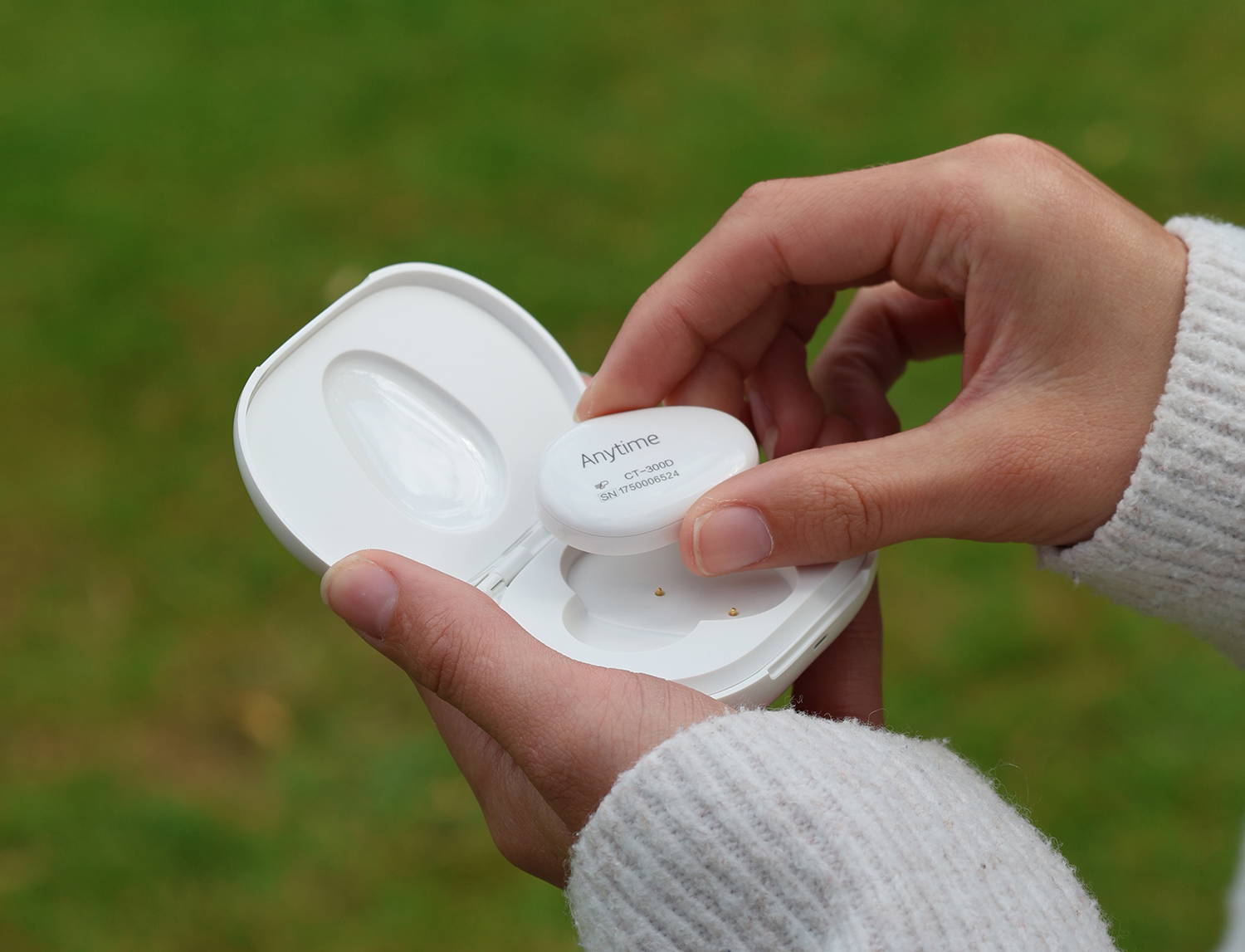 Person holding a Yuwell Anytime CGM device